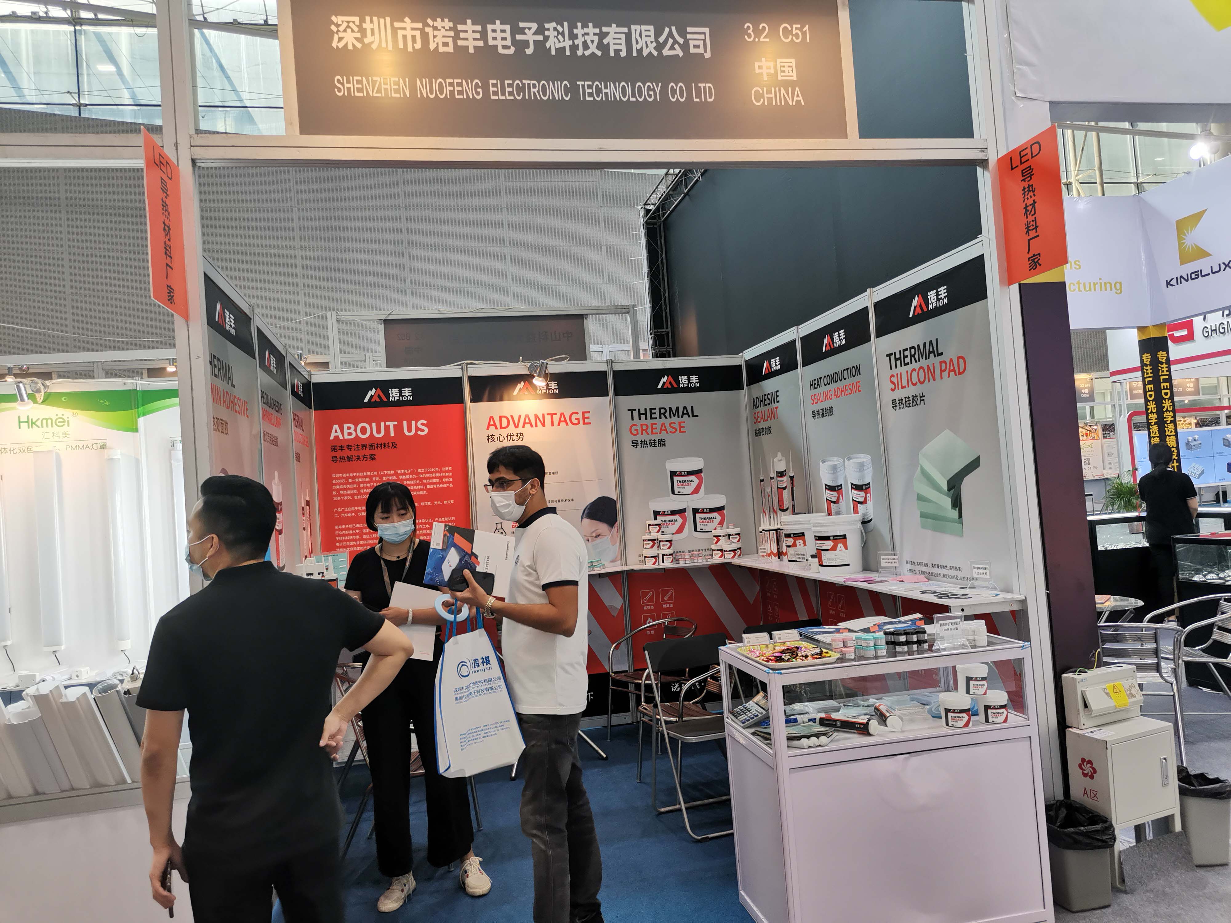 光亚展期间,老外向工作人员咨询导热双面胶技术问题 光亚展期间,老外向工作人员咨询导热双面胶技术问题